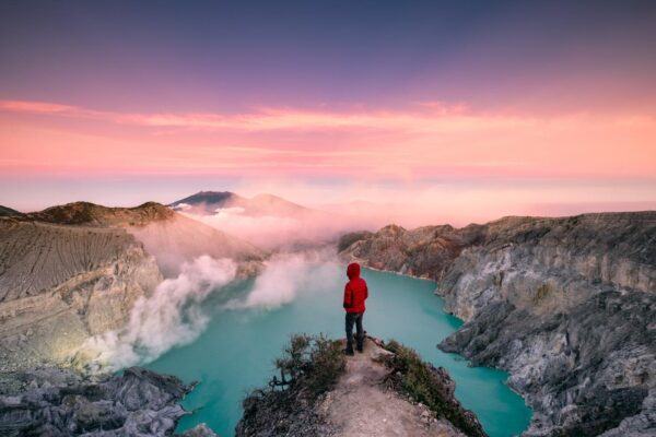 kham_pha_kawah_ijen_mieng_ho_axit_lon_nhat_the_gioi_va_hien_tuong_lua_xanh_huyen_bi_2_2675d175a3-600x400